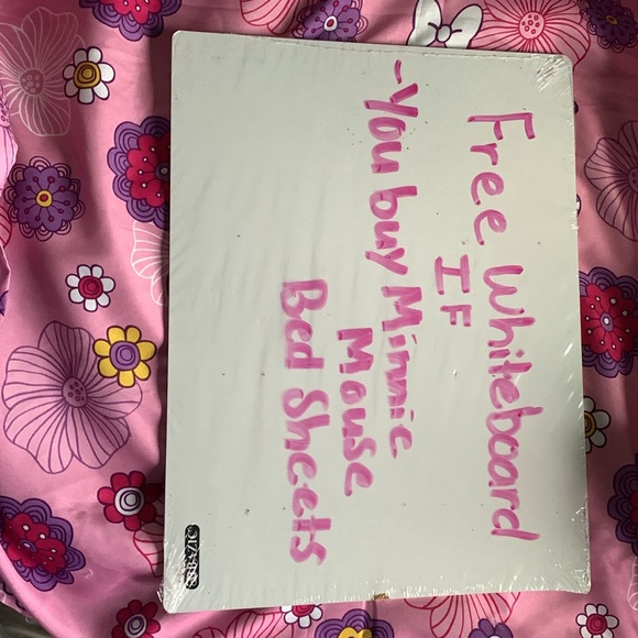 Disney Minnie Mouse bed sheet & blanket set with Minnie Mouse slippers included - Picture 5 of 9